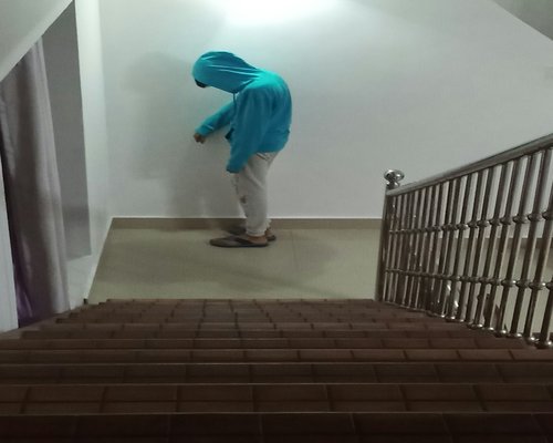 Aktivitas berjalan santai menaiki tangga